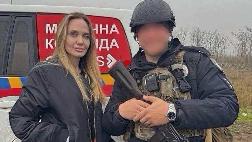 Angelina Jolie etwa 1 km von der Frontlinie entfernt.