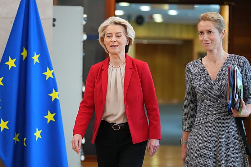 Ursula von der Leyen marche aux côtés de la cheffe de la diplomatie de l'UE, Kaja Kallas, au siège de l'UE à Bruxelles, en Belgique, le mardi 4 novembre 2025