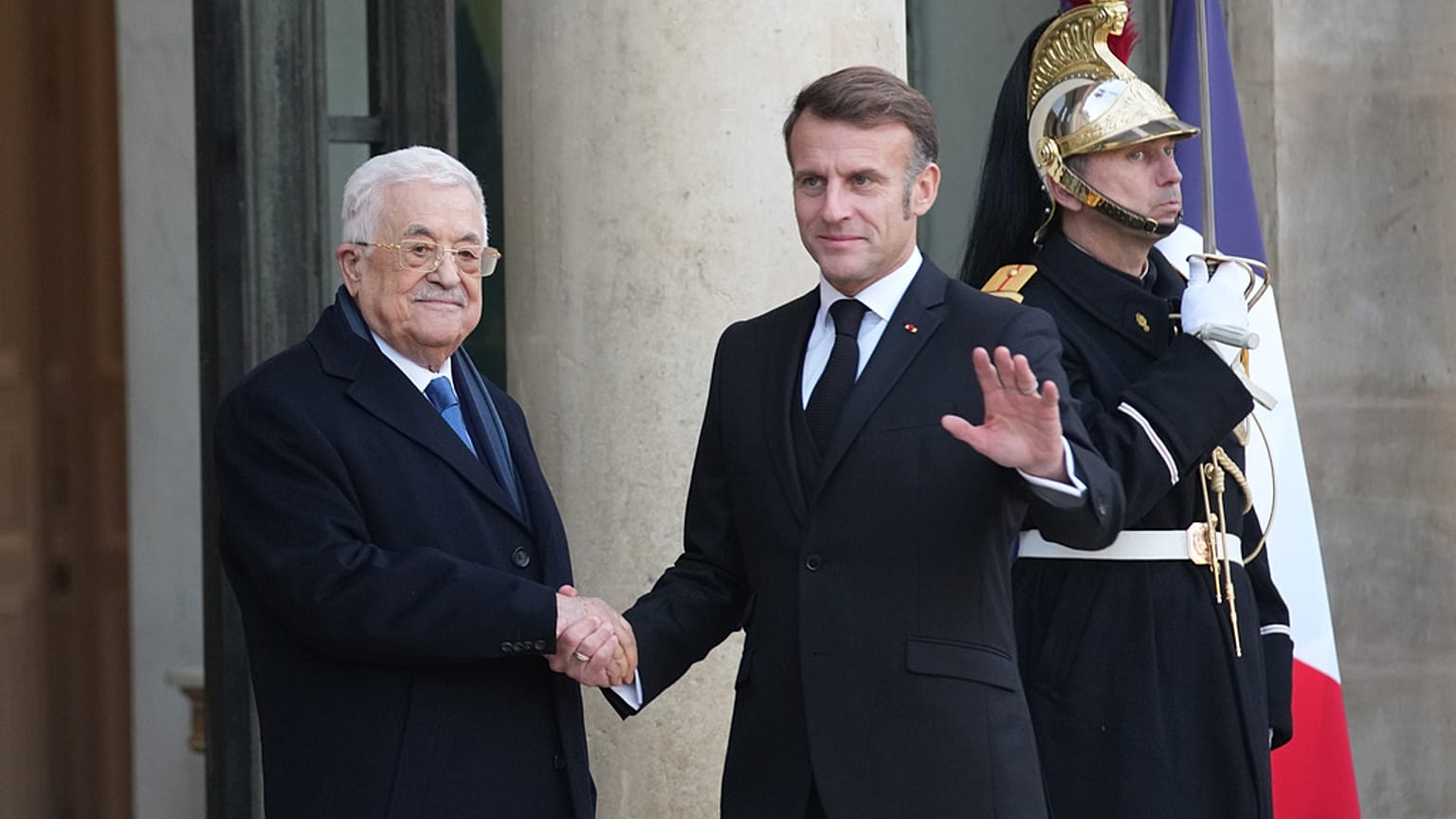   الرئيس الفرنسي إيمانويل ماكرون يرحب بالرئيس الفلسطيني محمود عباس قبل محادثاتهما يوم الثلاثاء 11 نوفمبر/تشرين الثاني 2025 في قصر الإليزيه في باريس.