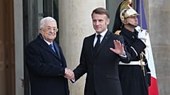   الرئيس الفرنسي إيمانويل ماكرون يرحب بالرئيس الفلسطيني محمود عباس قبل محادثاتهما يوم الثلاثاء 11 نوفمبر/تشرين الثاني 2025 في قصر الإليزيه في باريس.
