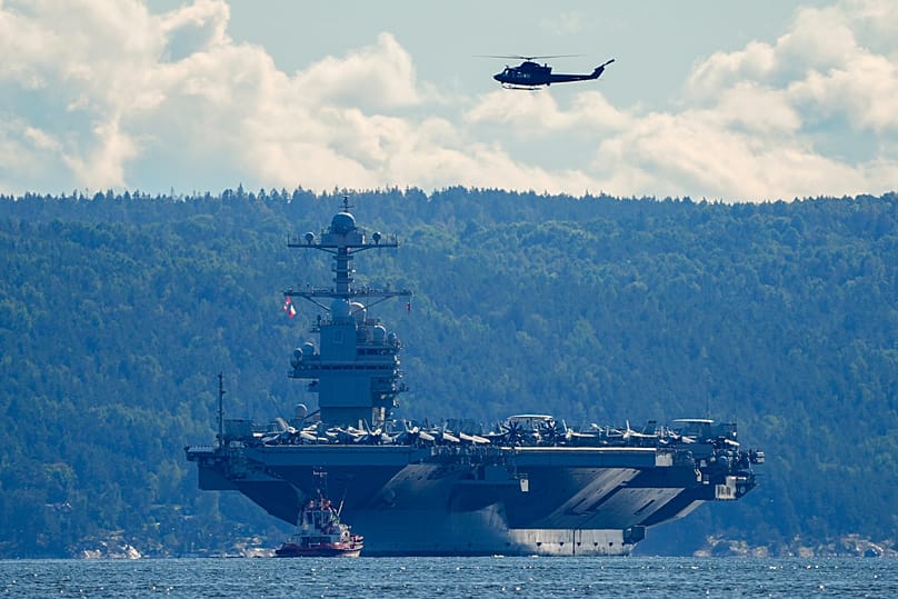 ARQUIVO (17.09.2025). O porta-aviões norte-americano USS Gerald R. Ford a sair do fiorde de Oslo em Nesodden e Bygdøy, Oslo, Noruega