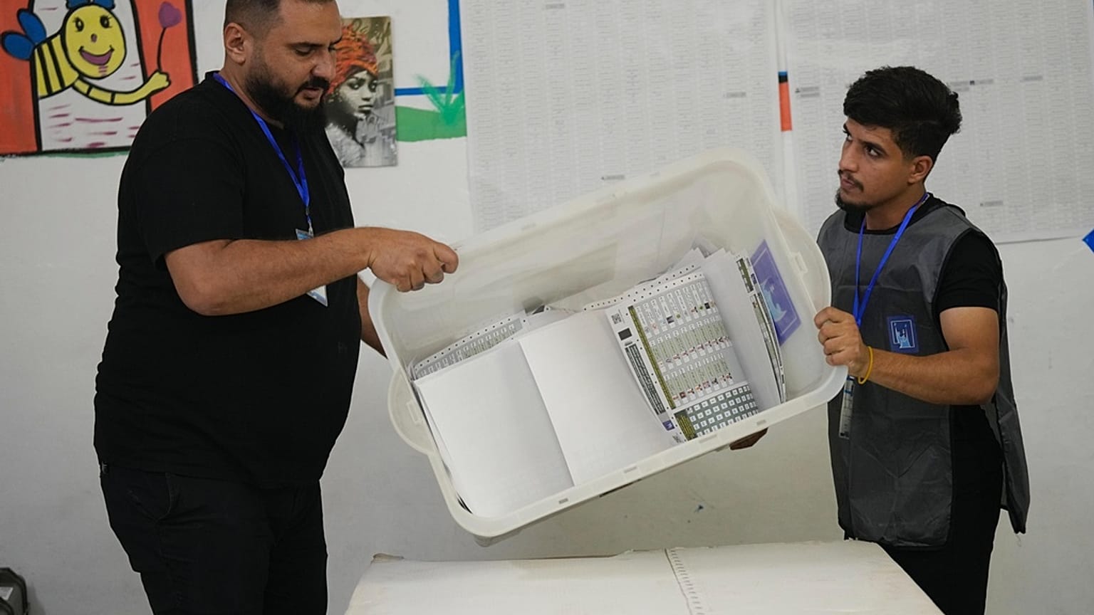 موظفو الانتخابات يفتحون صندوق اقتراع بعد إغلاق صناديق الاقتراع في بغداد، العراق، الثلاثاء 11 نوفمبر/تشرين الثاني 2025.