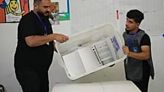 موظفو الانتخابات يفتحون صندوق اقتراع بعد إغلاق صناديق الاقتراع في بغداد، العراق، الثلاثاء 11 نوفمبر/تشرين الثاني 2025.