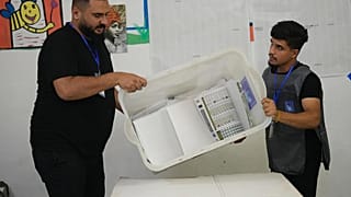 موظفو الانتخابات يفتحون صندوق اقتراع بعد إغلاق صناديق الاقتراع في بغداد، العراق، الثلاثاء 11 نوفمبر/تشرين الثاني 2025.