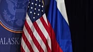  تظهر في الصورة الأعلام الأمريكية والروسية على المسرح في قاعدة إلمندورف ريتشاردسون المشتركة في ألاسكا، يوم الجمعة 15 أغسطس/آب 2025.