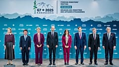 Altos funcionarios posan para la foto de familia durante la reunión de ministros de Asuntos Exteriores del G7 en Niagara-on-the-Lake, Ontario, el 11 de noviembre de 2025.
