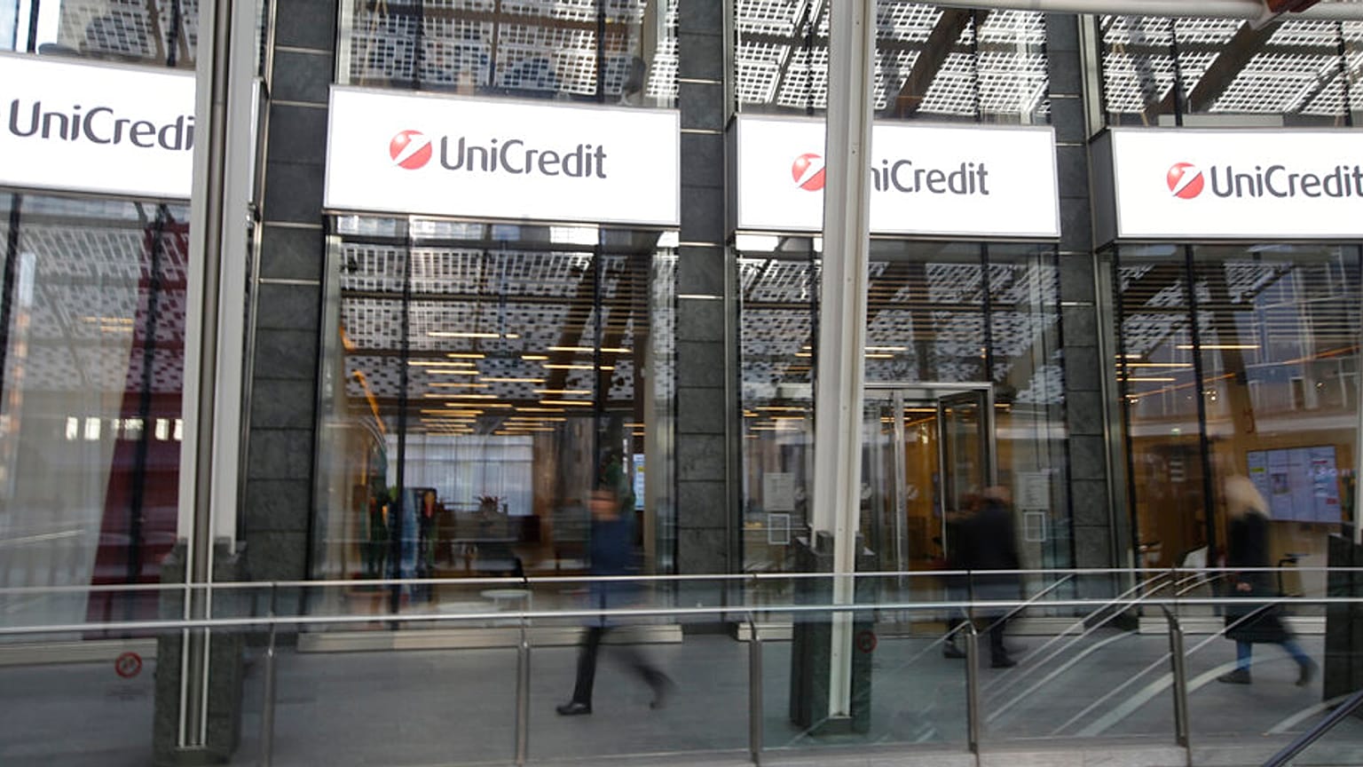 Una veduta esterna dell'ingresso della torre UniCredit nel quartiere degli affari Porta Nuova a Milano, Italia, 13 dicembre 2016