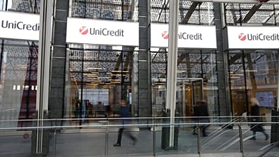 İtalya'nın Milano kentindeki Porta Nuova iş bölgesinde yer alan UniCredit kulesinin girişinin dış görünümü, 13 Aralık 2016