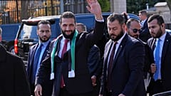 Suriye'nin geçici lideri Ahmet eş-Şara, ABD Başkanı Donald Trump ile yaptığı görüşmenin ardından Beyaz Saray'ın dışında destekçilerine el sallıyor, 10 kasım 2025.