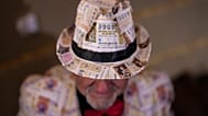 Un espectador espera el inicio del sorteo anual de la lotería de Navidad, conocido como 'El Gordo', en el Teatro Real de Madrid, España, el domingo 22 de diciembre de 2024. 