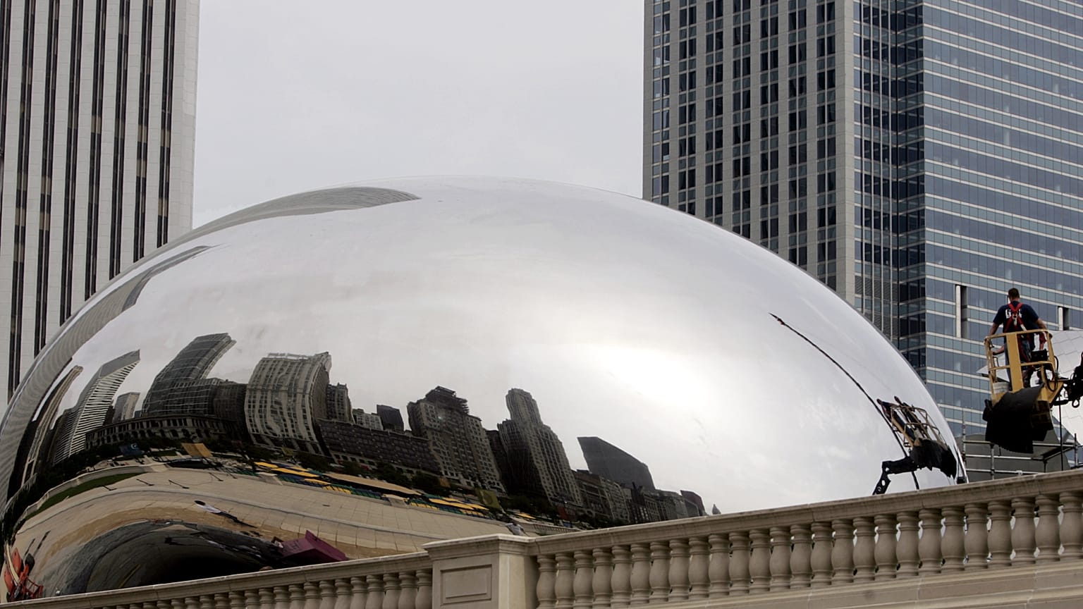  تمثال أنيش كابور "Cloud Gate" في شيكاغو، يوم الخميس، 25 أغسطس/آب 2005