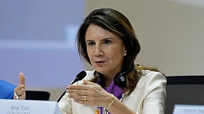 COP30 CEO'su Ana Toni, 11 Kasım 2025 Salı günü Brezilya'nın Belem kentinde düzenlenen COP30 BM İklim Zirvesi'nde bir basın toplantısı sırasında konuşuyor.
