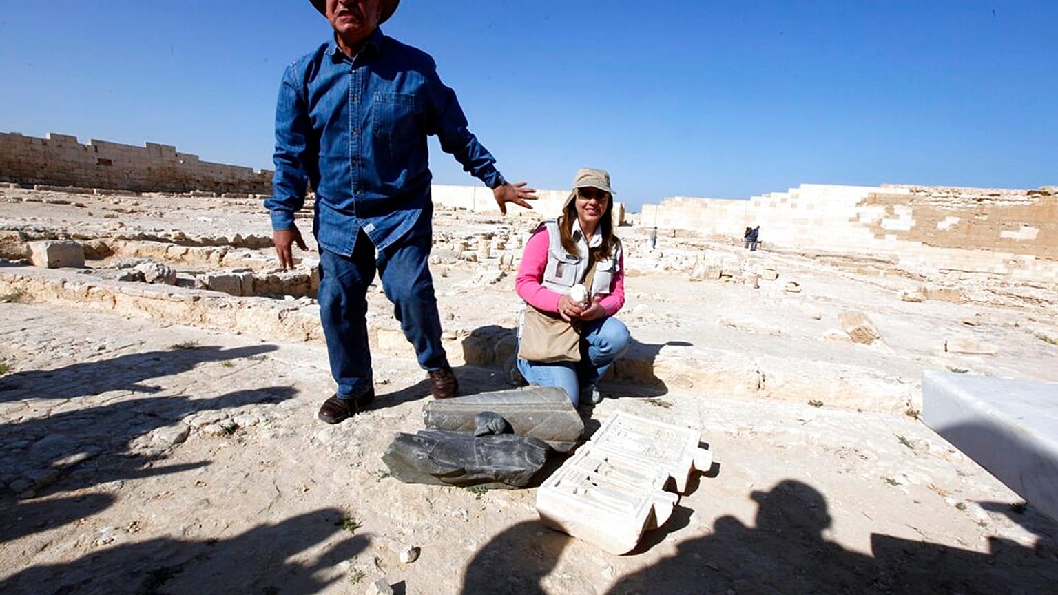 Zahi Hawass, director del Consejo Supremo de Antigüedades de Egipto, y la arqueóloga Katleen Martínez con estatuas encontradas en Taposiris Magna