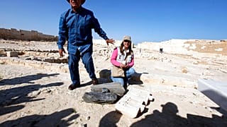 Zahi Hawass, director del Consejo Supremo de Antigüedades de Egipto, y la arqueóloga Katleen Martínez con estatuas encontradas en Taposiris Magna