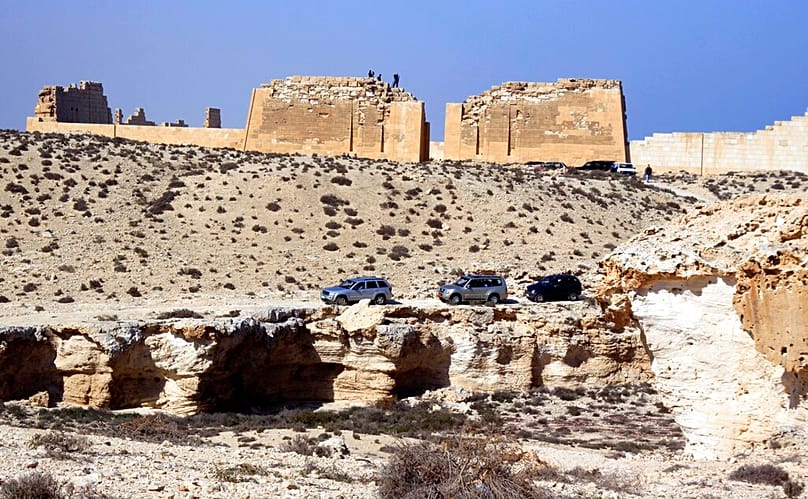 Un convoy de exploradores sale del templo de Taposiris Magna.