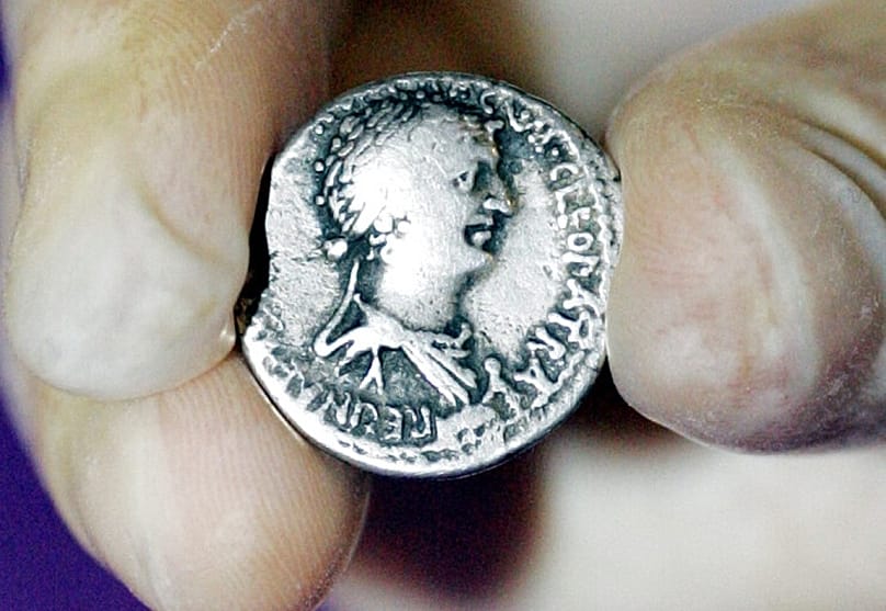 Imagen de Cleopatra en un denario de plata fechado en el año 32 a. C.