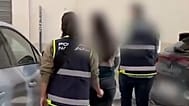 Dos agentes de la Policía Nacional escoltan a una ciudadana chilena detenida por sus presuntos vínculos con el Tren de Aragua, en Murcia, el 12 de noviembre de 2025.