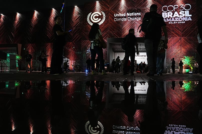 بومیان معترض قصد داشتند وارد محل اجلاس شوند