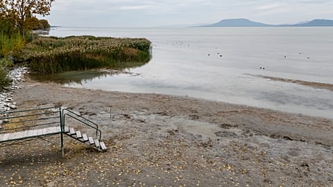 Alacsony vízállás Balatonbogláron 2025. október 21-én