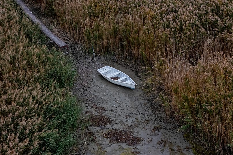 Csónak az iszapban Balatonfenyvesen 2025. október 21-én