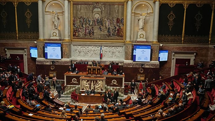 Los diputados franceses aprueban suspender la reforma de las pensiones con mayoría absoluta