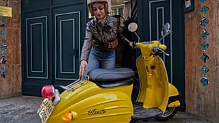 ميرآت بهنام على دراجتها النارية في طهران