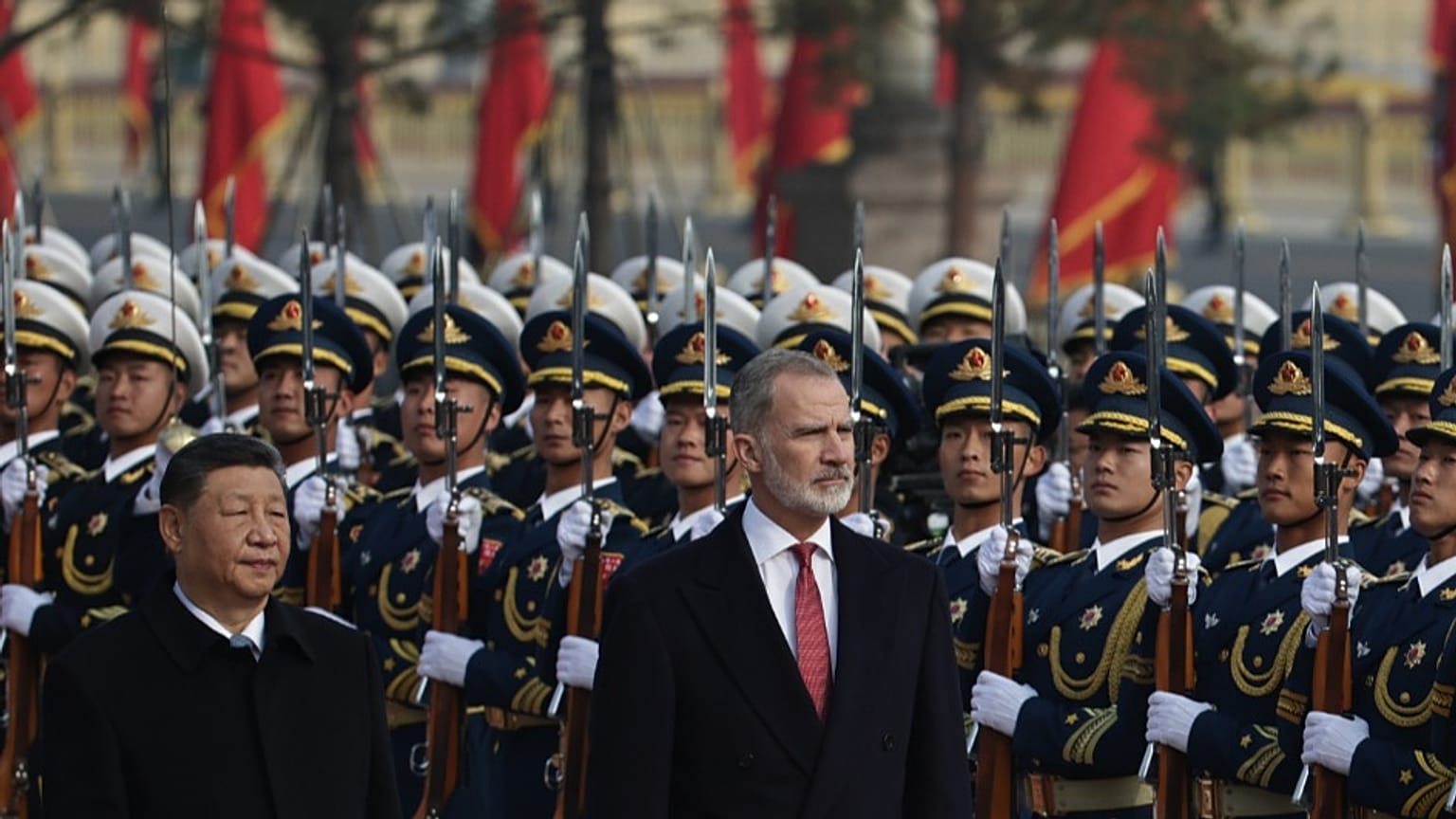 El rey de España, Felipe VI, y el presidente chino, Xi Jinping, a la izquierda, caminan junto a la guardia de honor en una ceremonia en Beijing, el 12 de noviembre de 2025.