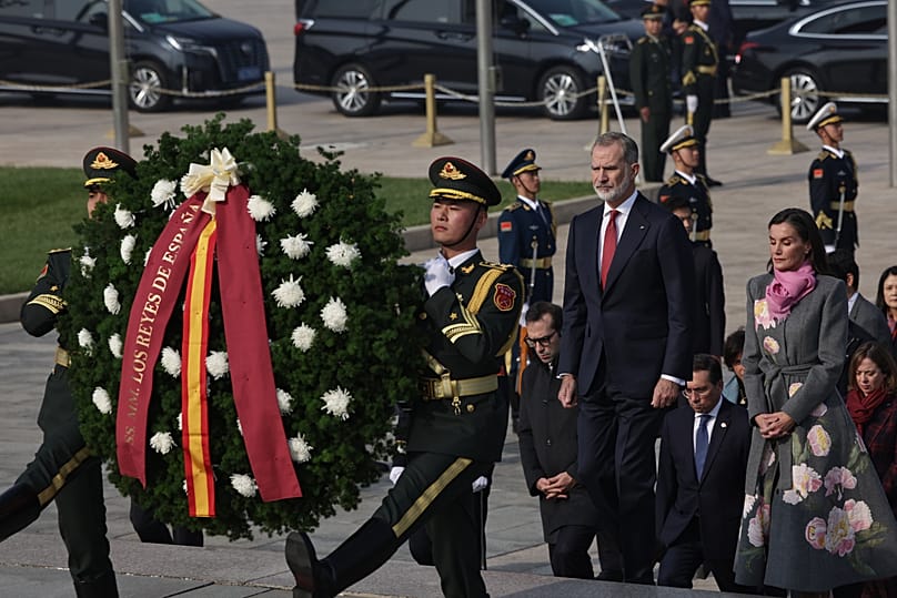 El rey Felipe VI de España y la reina Letizia en una ofrenda floral en el Monumento a los Héroes del Pueblo, en la plaza de Tiananmen, en Pekín, el 12 de noviembre de 2025.