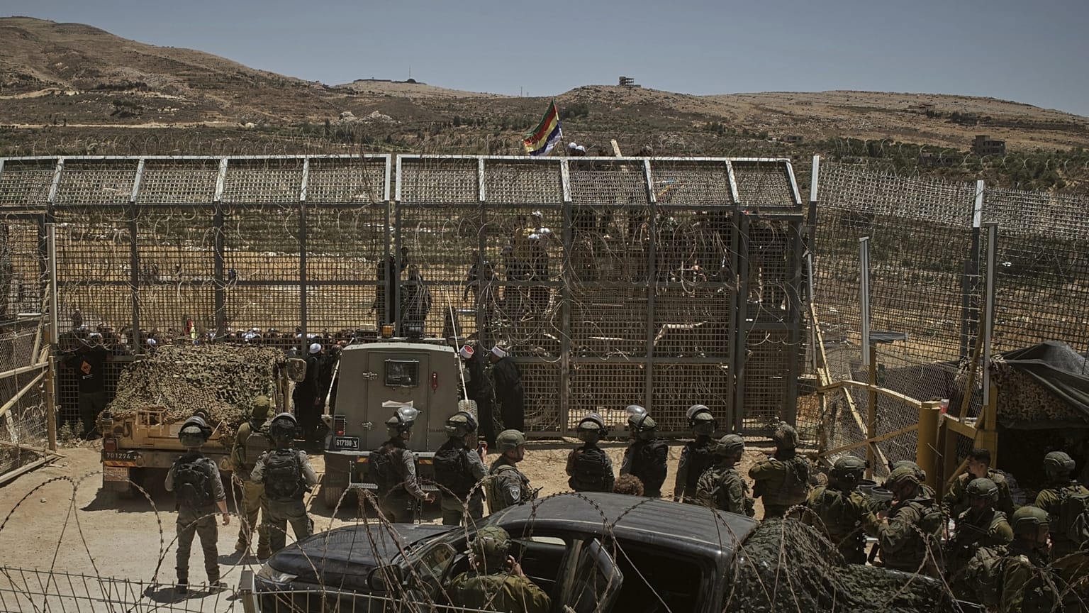 Izraeli katonák a Golán-fennsíkon, a szíriai határnál júliusban