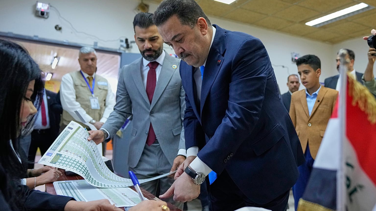 رئيس الوزراء العراقي محمد شياع السوداني يدلي بصوته في الانتخابات البرلمانية في بغداد، العراق، الثلاثاء 11 نوفمبر/تشرين الثاني 2025. 