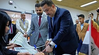 رئيس الوزراء العراقي محمد شياع السوداني يدلي بصوته في الانتخابات البرلمانية في بغداد، العراق، الثلاثاء 11 نوفمبر/تشرين الثاني 2025. 