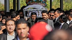 Funeral de una víctima del atentado del 11 de noviembre en Islamabad, el 12 de noviembre de 2025.