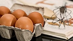 Imagen de media docena de huevos.