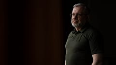 ARCHIVO: Herman Halushchenko posa para una foto tras una entrevista con The Associated Press en Kiev, 10 de julio de 2023.