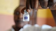 Un sanitario muestra un vial de la vacuna contra la malaria en un centro de salud de Yenagoa, Nigeria, el nueve de diciembre de 2024.
