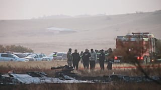 Investigadores junto a los restos del accidente de un avión de carga militar turco en la localidad georgiana de Sighnaghi, cerca de la frontera con Azerbaiyán, el miércoles 12 de noviembre de 2025.