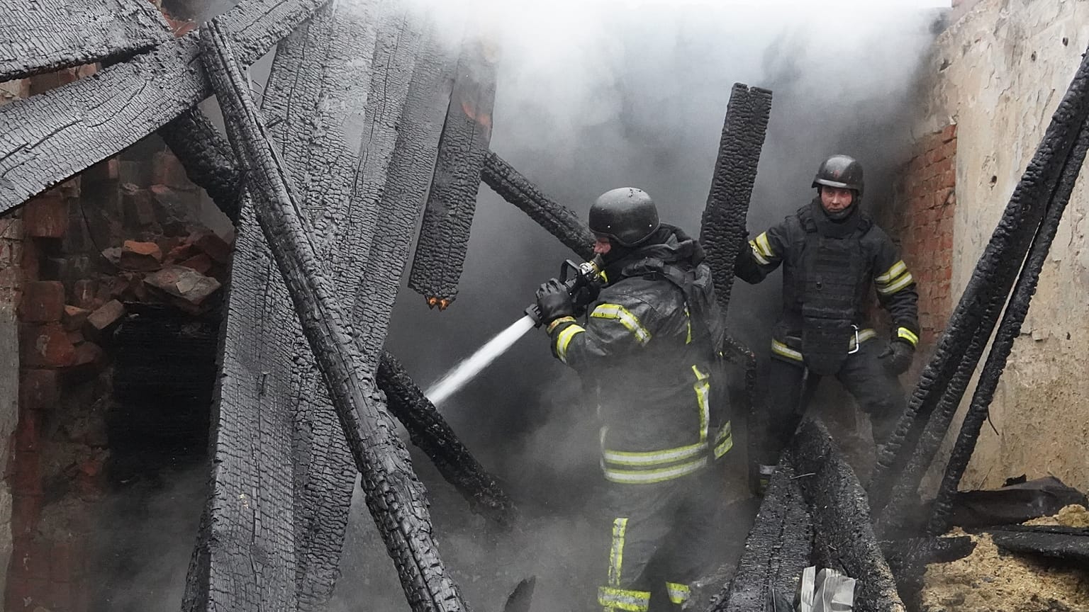 عمال الإنقاذ يخمدون حريقا في مبنى تضرر جراء غارة روسية على خاركيف، أوكرانيا