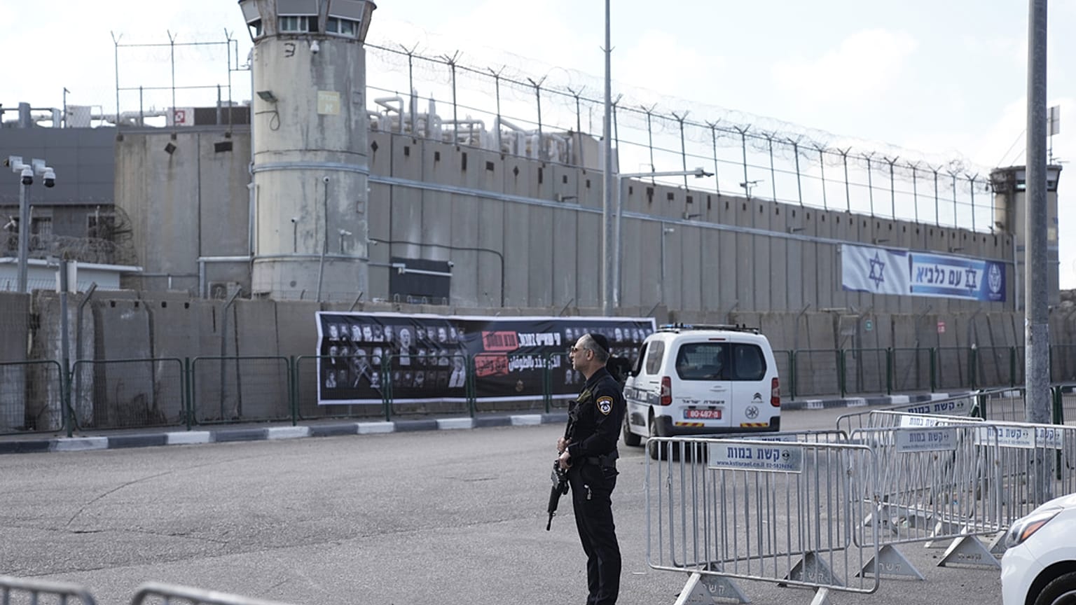 شرطي إسرائيلي يقف خارج سجن عوفر العسكري في 13 أكتوبر 2025.