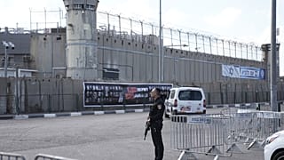 شرطي إسرائيلي يقف خارج سجن عوفر العسكري في 13 أكتوبر 2025.