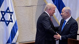 الرئيس دونالد ترامب ورئيس الوزراء بنيامين نتنياهو يتحدثان بعد إلقائهما كلمة في الكنيست، البرلمان الإسرائيلي، يوم الاثنين 13 أكتوبر/تشرين الأول 2025، في القدس. 