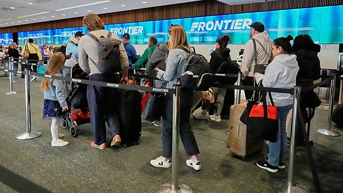 Quando torneranno normali i voli USA: guida per viaggiatori post-shutdown 1 Aeroporto con voli cancellati