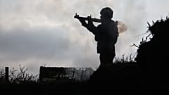 En esta foto facilitada por el servicio de prensa de la 65ª Brigada Mecanizada de Ucrania, un soldado dispara desde un RPG-7 durante un entrenamiento en la región de Zaporizhzhia, Ucrania, 5 de noviembre de 2025.