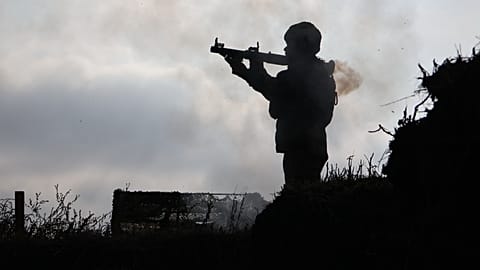 Az ukrán 65. gépesített dandár sajtószolgálata által biztosított képen egy katona tüzel egy RPG-7-esből a kiképzés során az ukrajnai Zaporizzsja régióban, 2025. november 5-én.