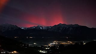 Aurore boréale provoquée par une puissante tempête géomagnétique de classe G4, Kolsassberg, Tyrol, Autriche, 12 novembre 2025