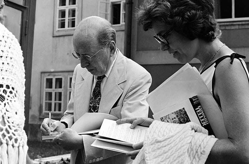 Wigner Jenő dedikál az MTA Országház utcai intézménye előtt, 1976