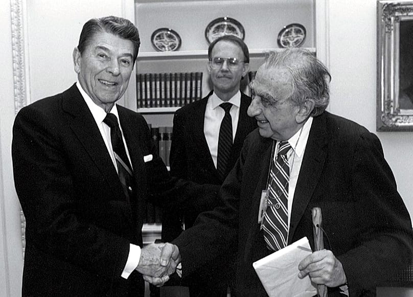 Ronald Reagan elnök 1982-ben átadja Teller Edének a Nemzeti Tudományos Érem kitüntetést