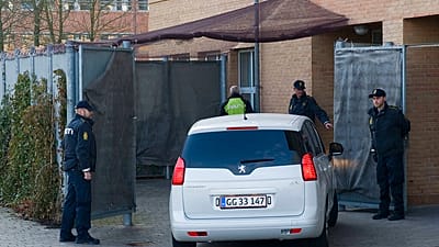  دخلت سيارة تقل أحد المتهمين منطقةً آمنةً خارج المحكمة في كوبنهاغن، الدنمارك، يوم الجمعة 13 أبريل/نيسان 2012.