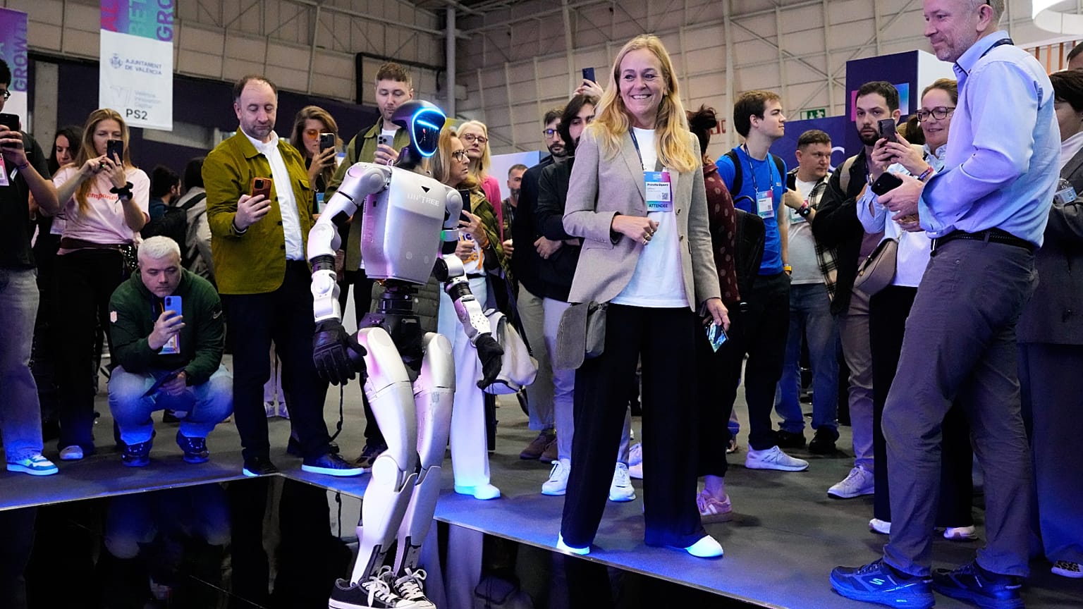 11 Kasım 2025 Salı günü Lizbon'daki Web Summit teknoloji konferansında Unitree Robotics'in standında bir robot dans ediyor.