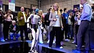 Un robot baila en el estand de Unitree Robotics, en la conferencia tecnológica Web Summit en Lisboa, el martes, 11 de noviembre de 2025.