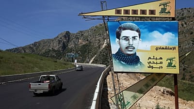 في هذه الصورة الملتقطة يوم الخميس 23 مايو 2013، يظهر ملصق لعنصر من حزب الله على جانب طريق الخردلي جنوب لبنان